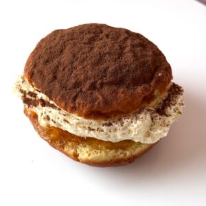 Pączek premium z musem śmietankowym i konfiturą z rokitnika