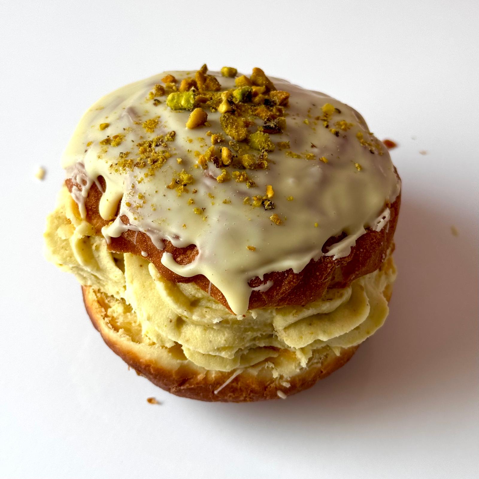 WhatsApp Image 2026-02-02 at 17.08.33 Pączek z musem pistacjowym