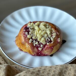 Drożdżówka z kremem pistacjowym i malinami